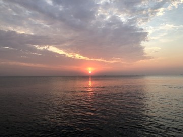 海上日出