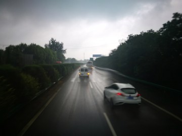 台风中的高速公路