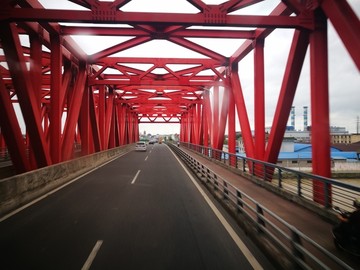 红色的桥