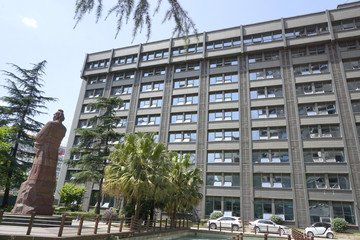 四川省中医院住院楼和张仲景塑像