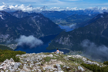 阿尔卑斯山上俯瞰奥地利湖区的人