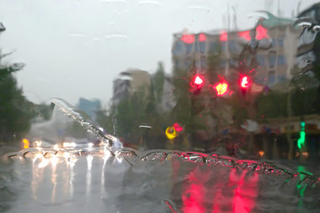 雨天行车车窗水纹扭曲的城市