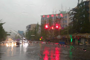 雨天行车车窗水纹扭曲的城市