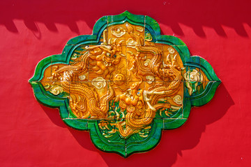北陵公园正门墙上二龙戏珠壁雕