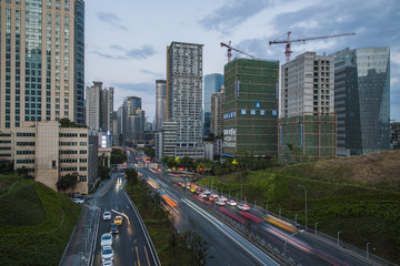 清晨醒来的都市立交