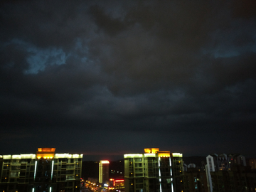 夏天城市夜景