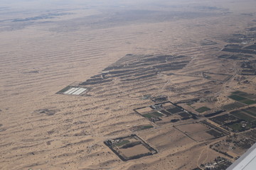 飞机俯视迪拜沙漠