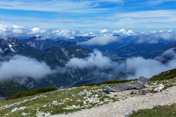 奥地利阿尔卑斯雪山上的躺椅