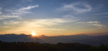 群山上的日出风景图