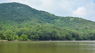 绿色的湖水和山岭