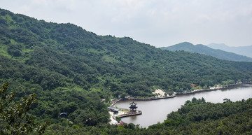 山岭之间的湖泊