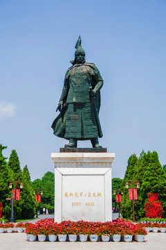 北陵公园广场皇太极雕像全景