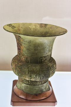 镶嵌棘刺纹尊