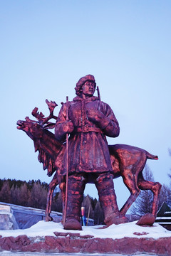 鄂温克猎人与驯鹿雕塑