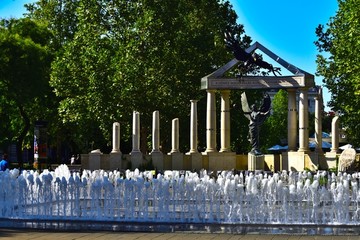街头喷泉纪念雕塑