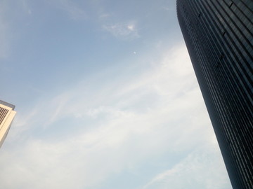 蓝天下的高楼大厦