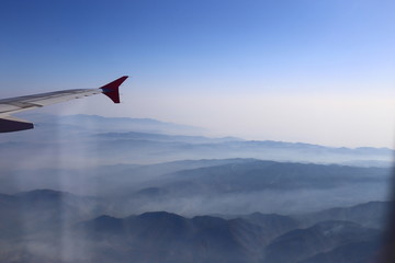 飞机舷窗清迈山景