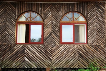 木条装饰圆拱窗户