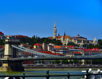 多瑙河上的桥和城市景观