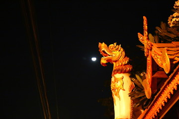 古建狗造型雕塑与月亮