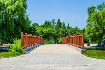 北陵公园东湖上的木栏石桥
