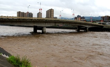 荥经洪水满河