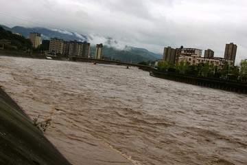 荥经洪水满河