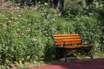 长椅和花