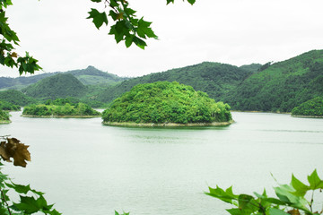 湖中山