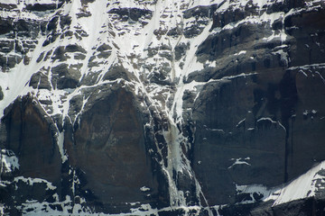 雪山岩壁