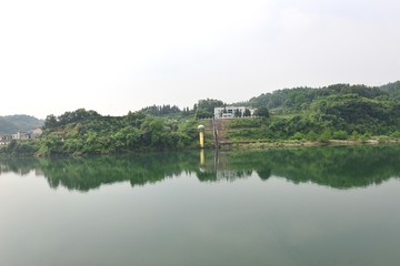 清江河里的水文站