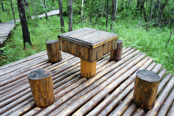 林间木桌