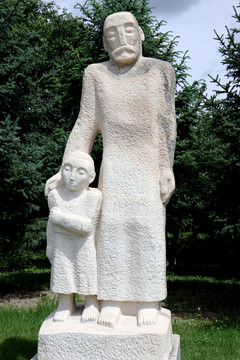 老人与孩子雕像