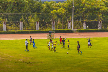 小学生练习足球