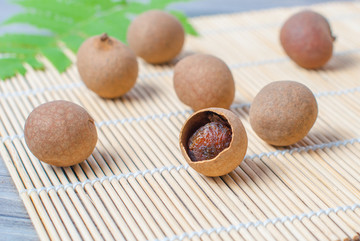 带壳桂圆干