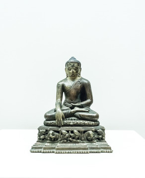 同释迦牟尼佛坐像