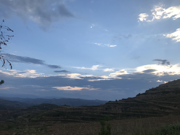 傍晚山村的天空