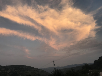 傍晚山村的天空