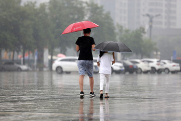 雨中父女