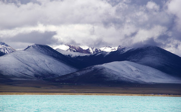 纳木错雪山