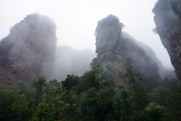雾气中的雁荡山灵峰