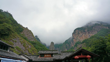 烟雨中的雁荡山大龙湫风景区