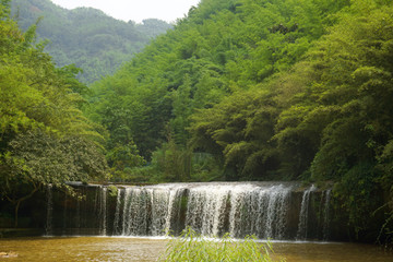 赤水四洞沟月亮潭瀑布