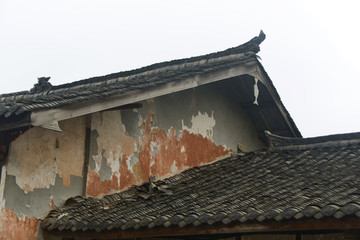 老房子青瓦屋顶和悬鱼