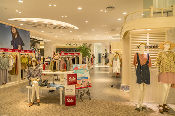 大型商场服装专卖店