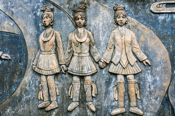 壁雕少数民族女子