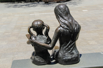母女背影雕像