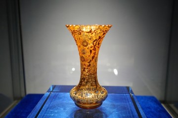 波西米亚镀金玻璃画珐琅花卉纹瓶