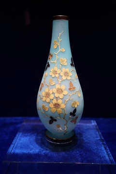 描金玻璃画珐琅花卉纹胆瓶