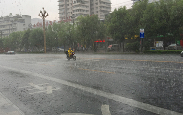 雨中送快餐小哥